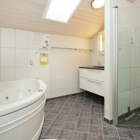 Four-bedroom Holiday In 5 Hébergement de vacances *
